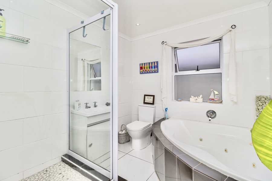 4 Bedroom Property for Sale in Grotto Bay Western Cape